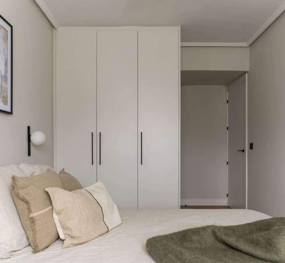 chambre décoration contemporaine naturelle avec placards deux-pièces 50m2