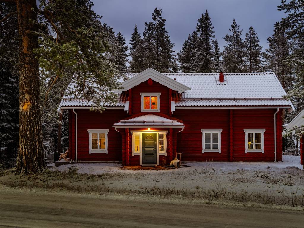 maison en bois rouge dans la neige vue nuit Suède maison en bois rouge dans la neige vue nuit Suède