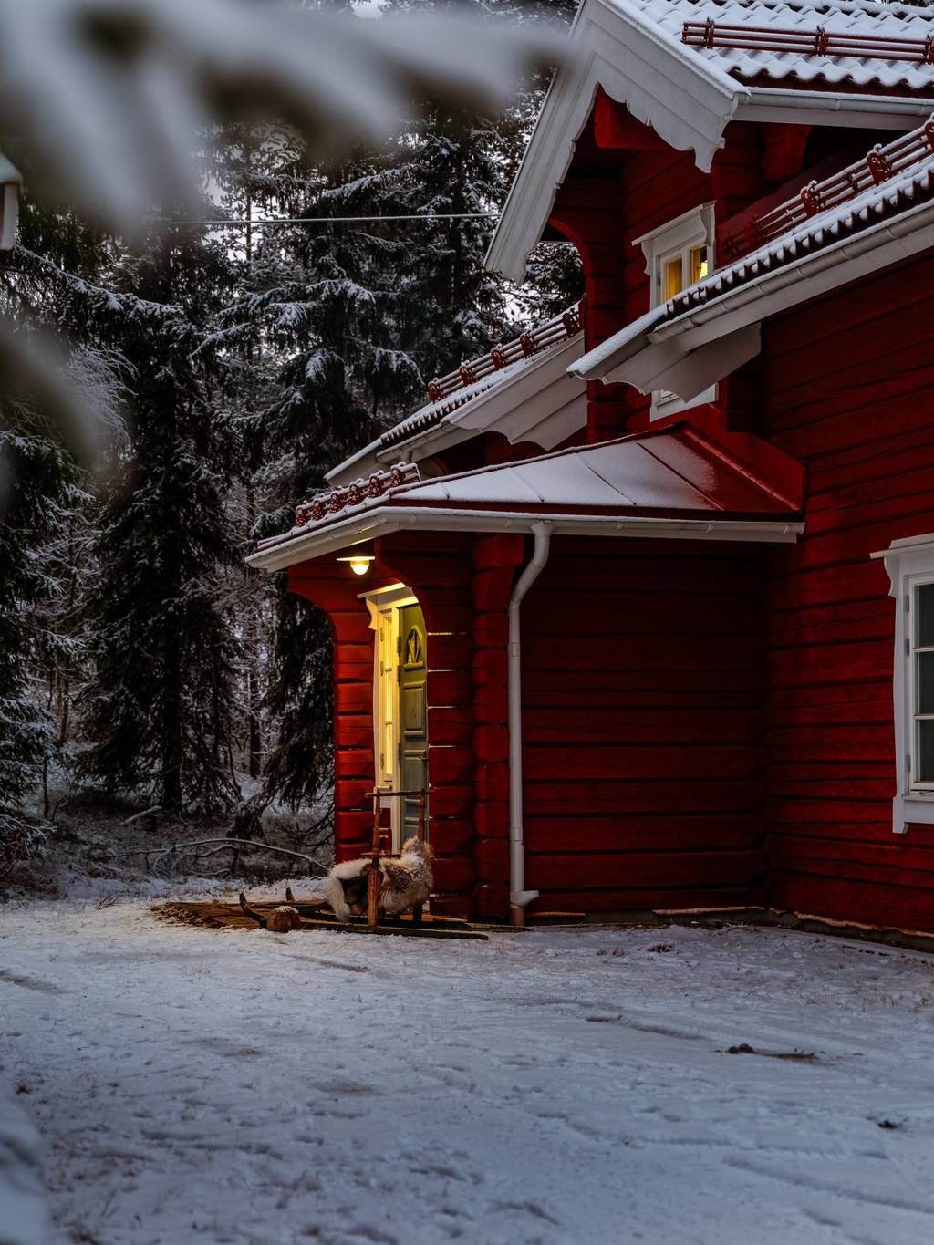 maison en bois rouge dans la neige vue nuit Suède maison en bois rouge dans la neige vue nuit Suède