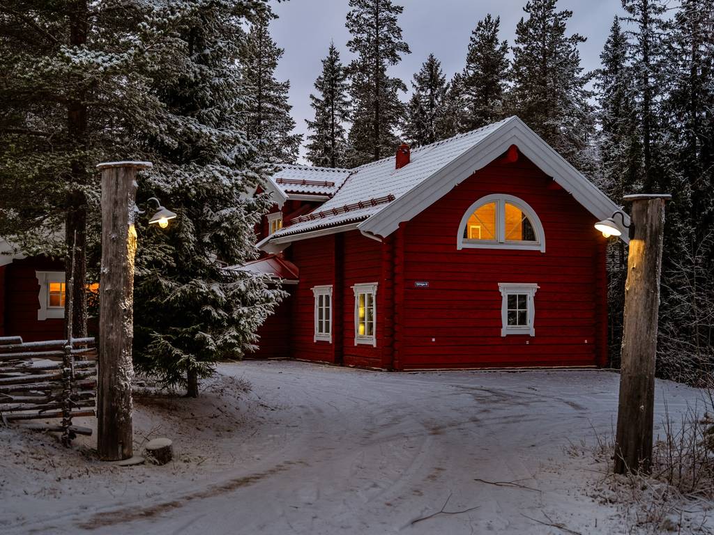 maison en bois rouge dans la neige vue nuit Suède maison en bois rouge dans la neige vue nuit Suède