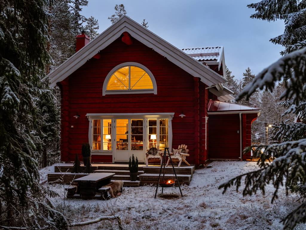 maison en bois rouge dans la neige vue nuit Suède maison en bois rouge dans la neige vue nuit Suède