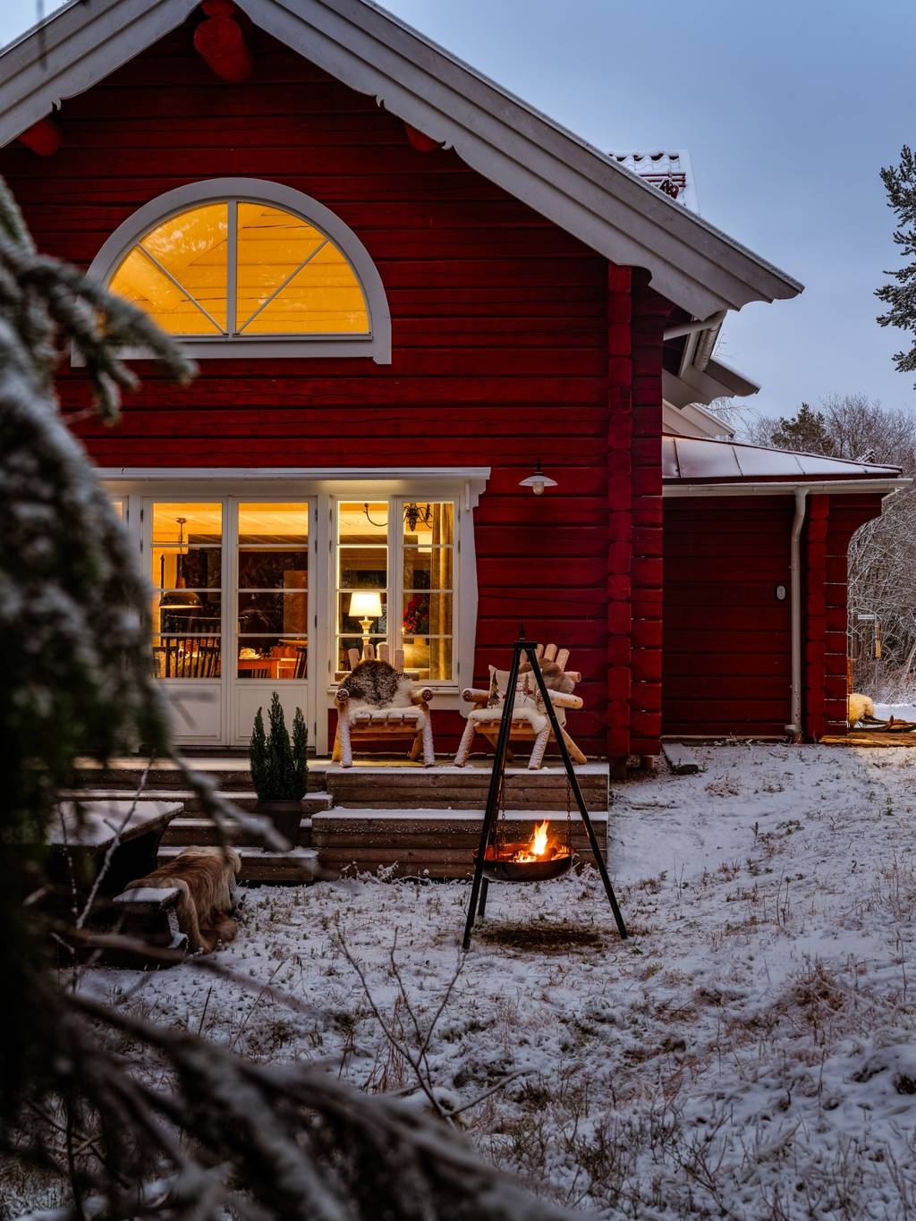 maison en bois rouge dans la neige vue nuit Suède maison en bois rouge dans la neige vue nuit Suède