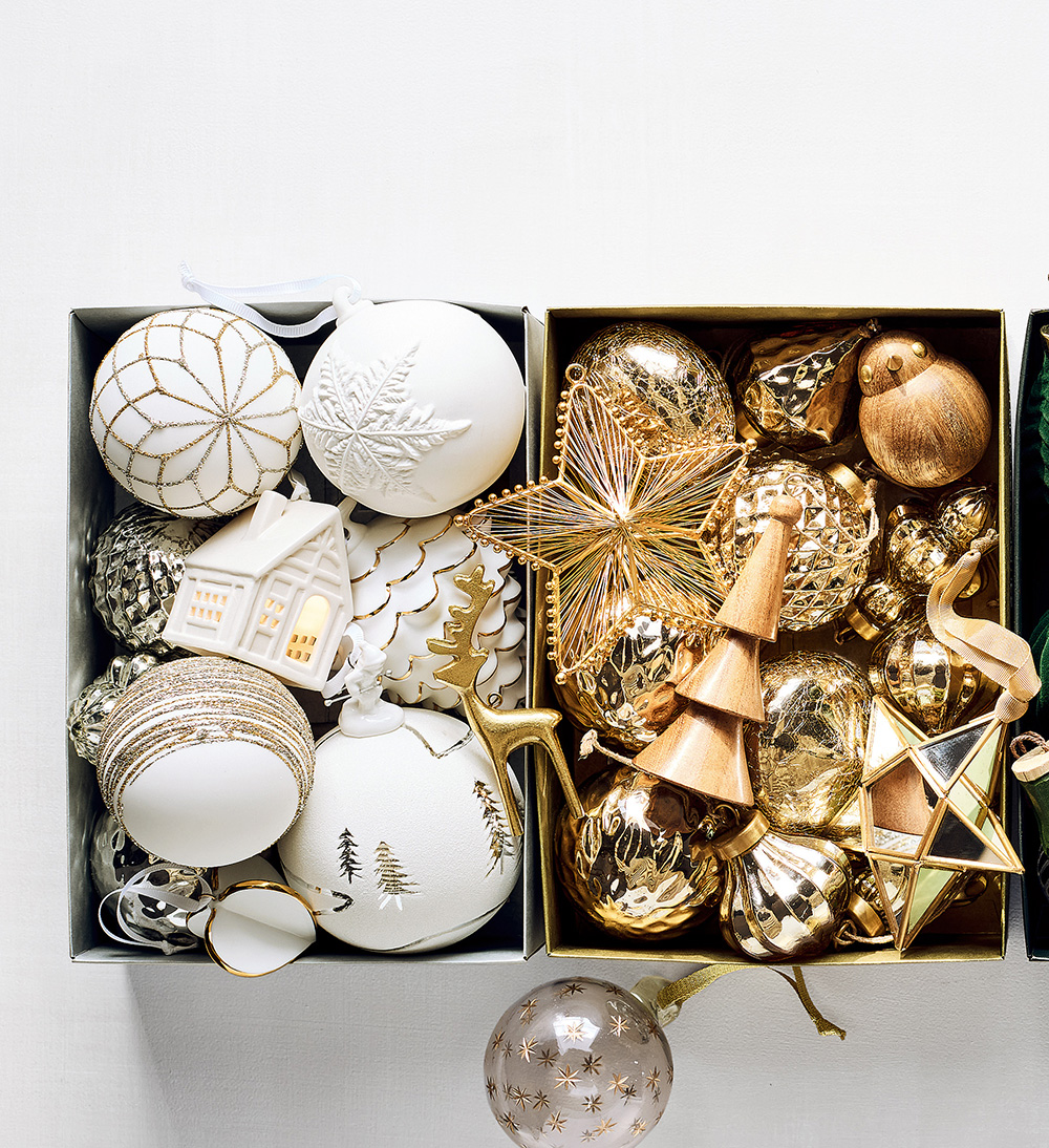 boules blanches et dorées décoration Noël Crate & Barrel boules blanches et dorées décoration Noël Crate & Barrel