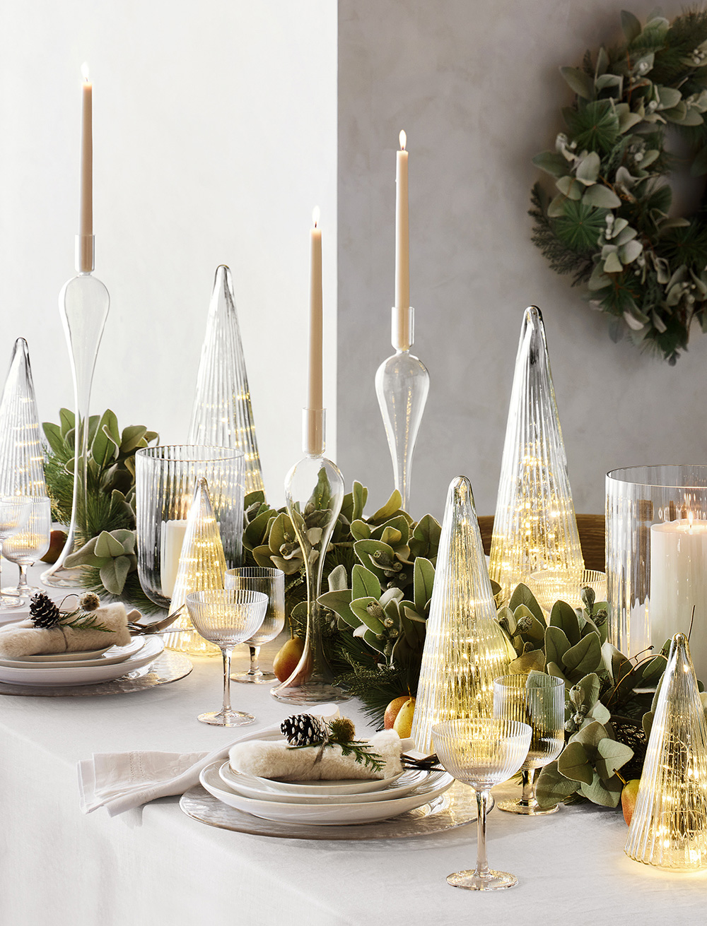 table porcelaine blanche et cristal décoration Noël Crate & Barrel table porcelaine blanche et cristal décoration Noël Crate & Barrel