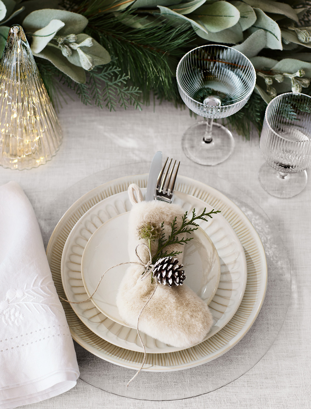 table porcelaine blanche et dorée et cristal décoration Noël Crate & Barrel table porcelaine blanche et dorée et cristal décoration Noël Crate & Barrel