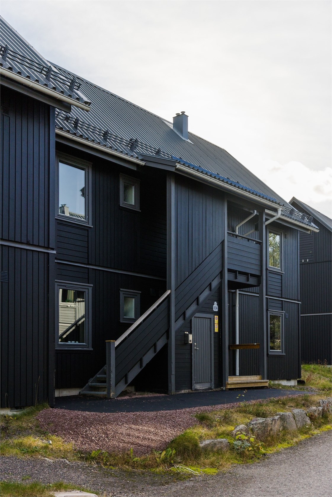 immeuble façade bois noir montagne