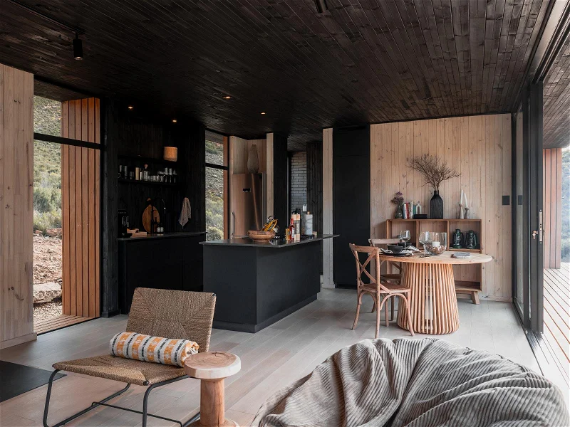 salonsalon maison préfabriquée et modulaire en bois Verloren par Huizen Modular Homes Arique du Sud