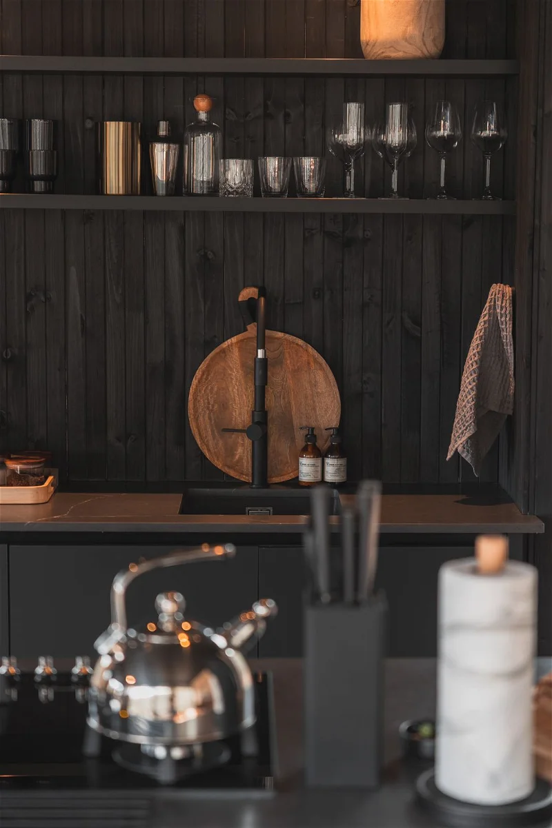 cuisine noire salon maison en bois Verloren par Huizen Modular Homes