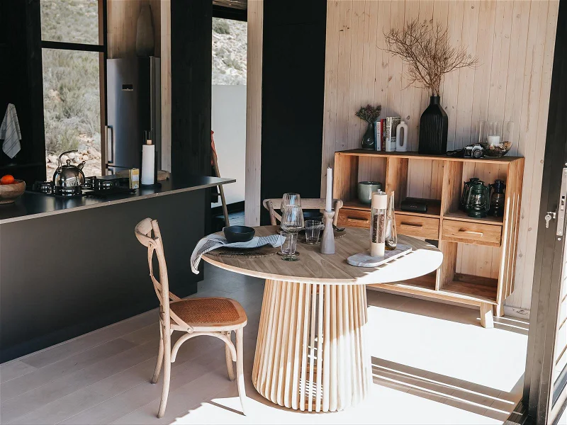 salle à manger et cuisine maison en bois Verloren par Huizen Modular Homes
