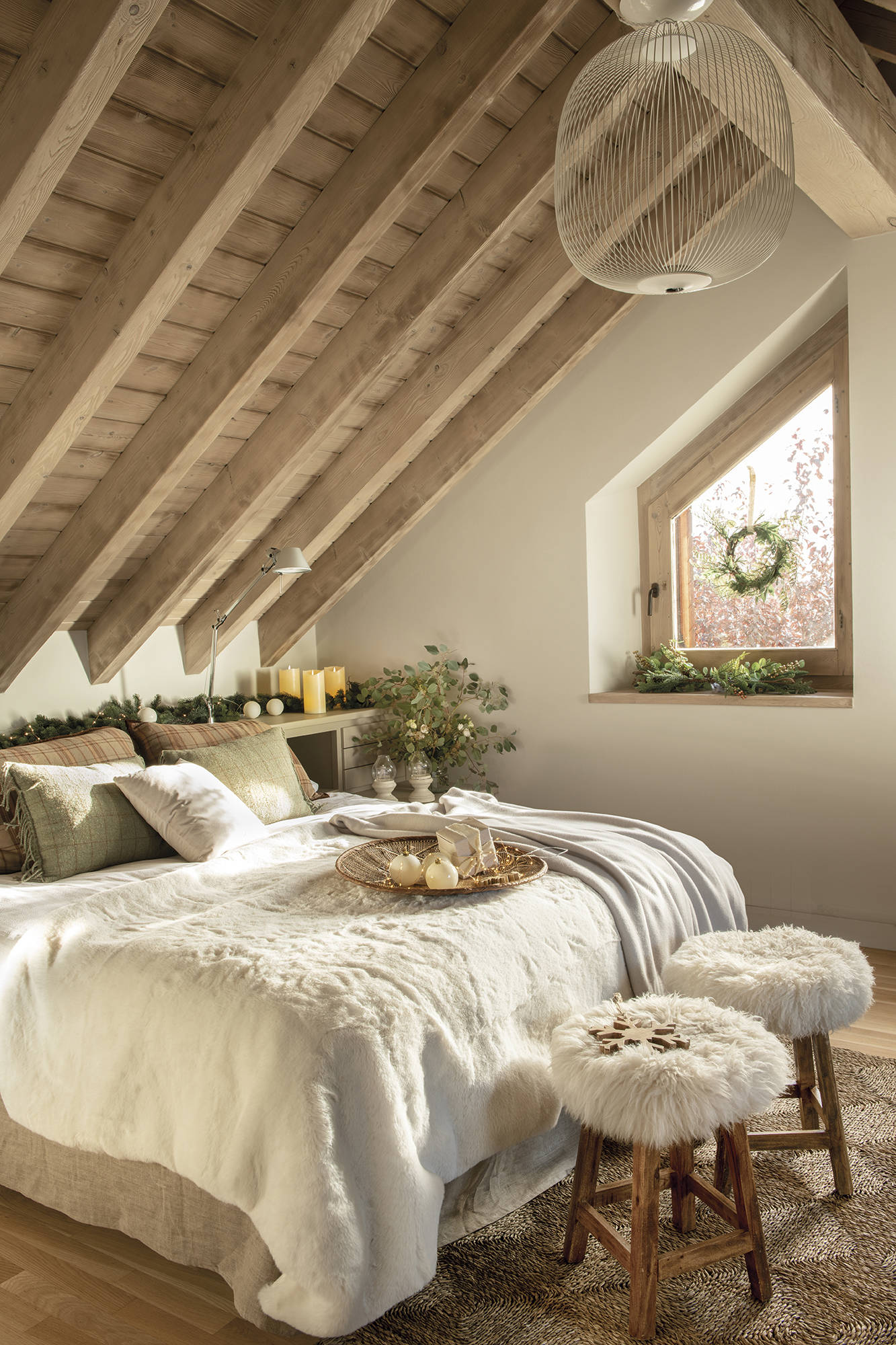 chambre mansardée maison en bois avec décoration Noël
