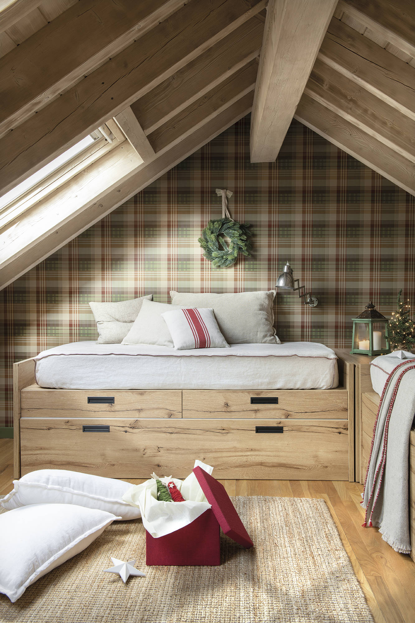 chambre mansardée maison en bois avec décoration Noël