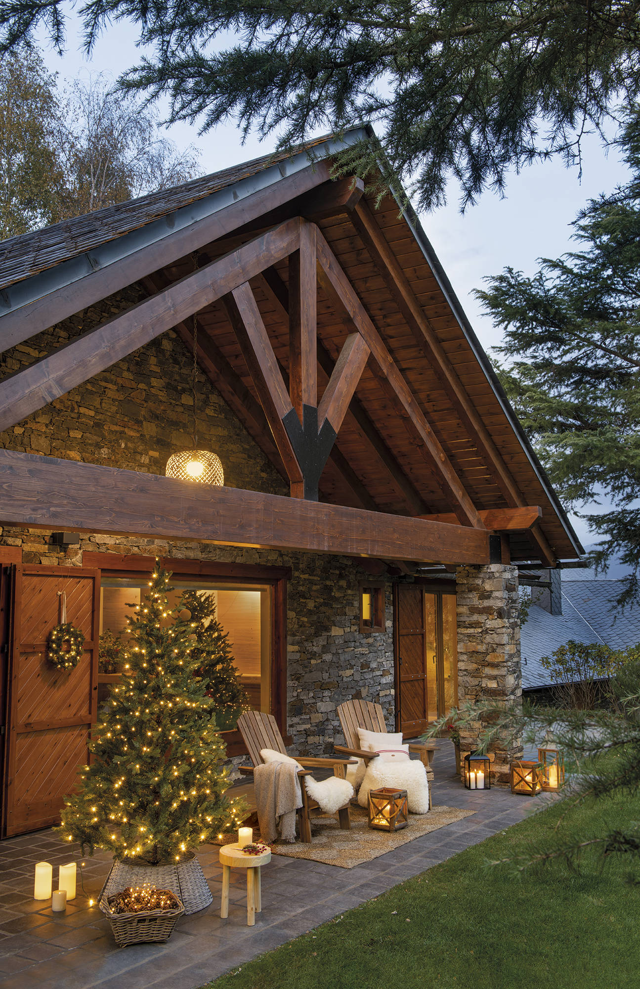 terrasse maison rustique à la montagne avec décoration Noël