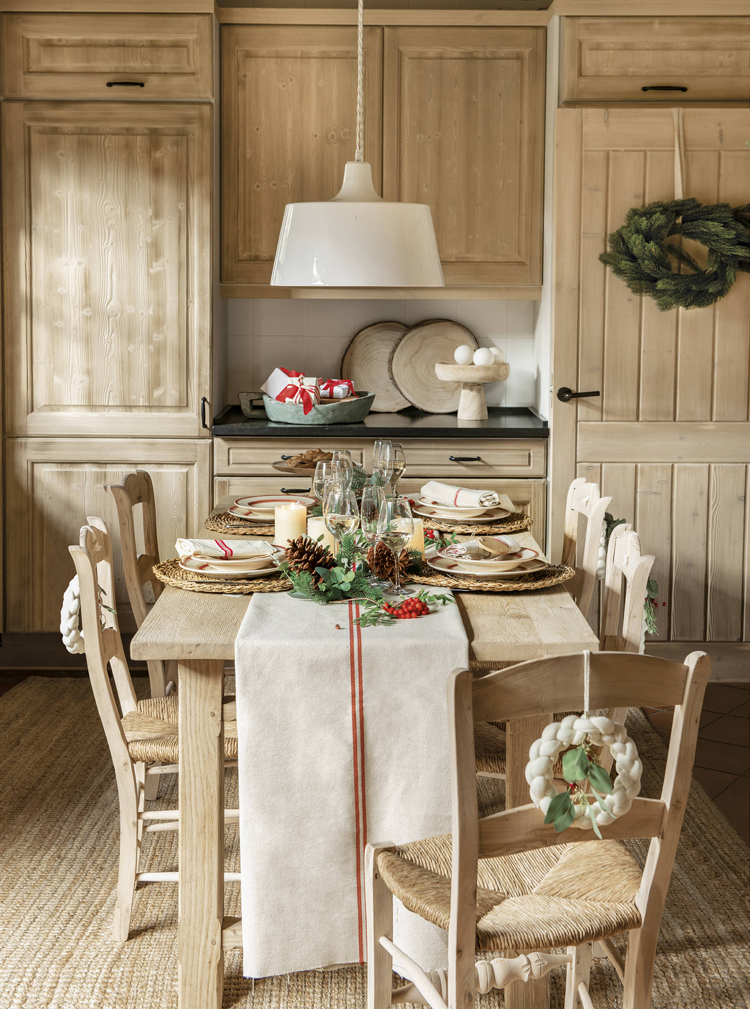 salle à manger maison en bois avec décoration Noël