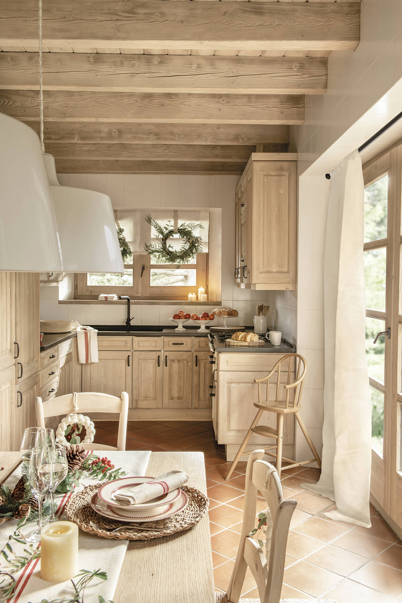 cuisine maison en bois avec décoration Noël