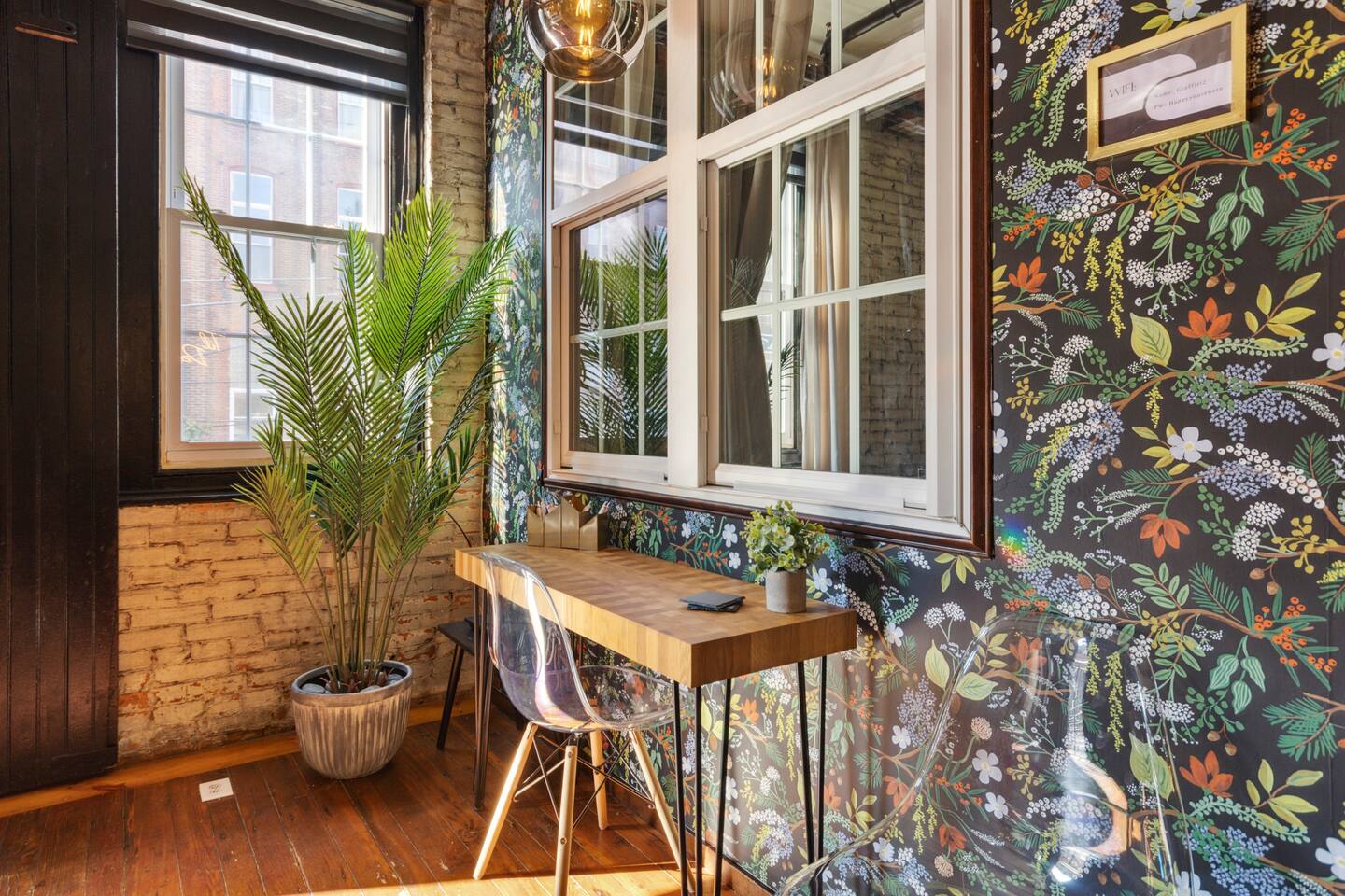 espace bureau avec papier-peint