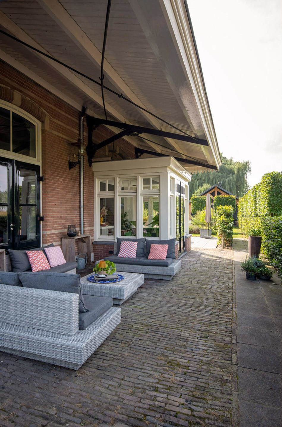 terrasse maison en briques dans une ancienne gare terrasse maison en briques dans une ancienne gare