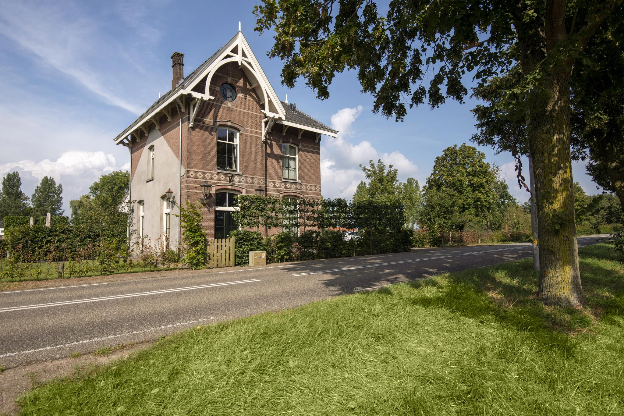 maison en briques dans une ancienne gare maison en briques dans une ancienne gare