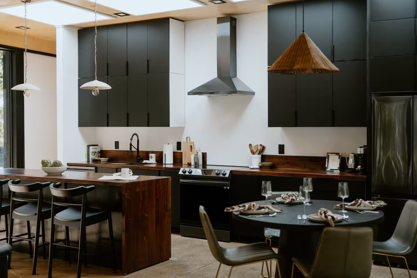 cuisine ouverte noire et salle à manger maison contemporaine en bois