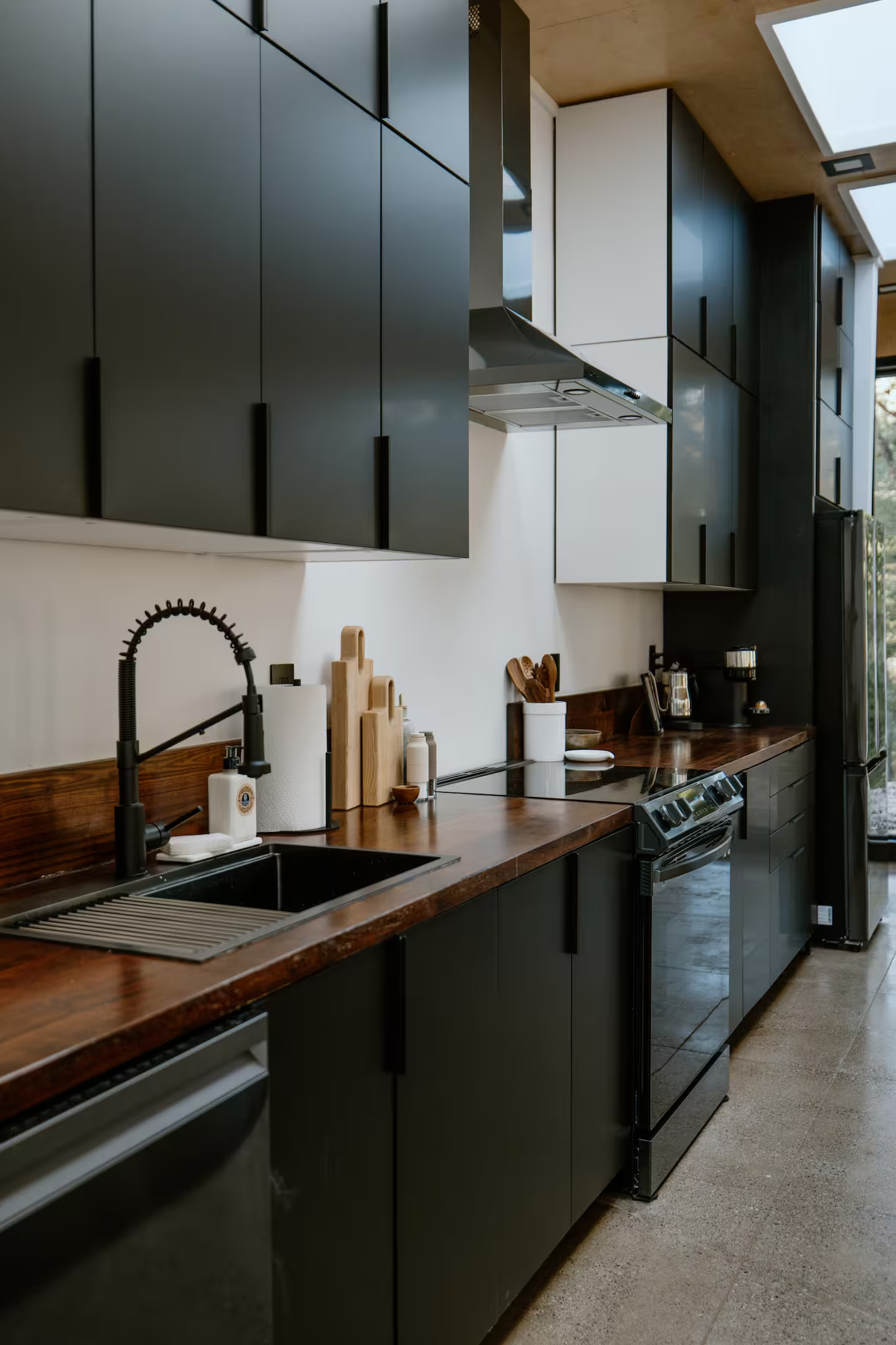 cuisine ouverte noire maison contemporaine en bois