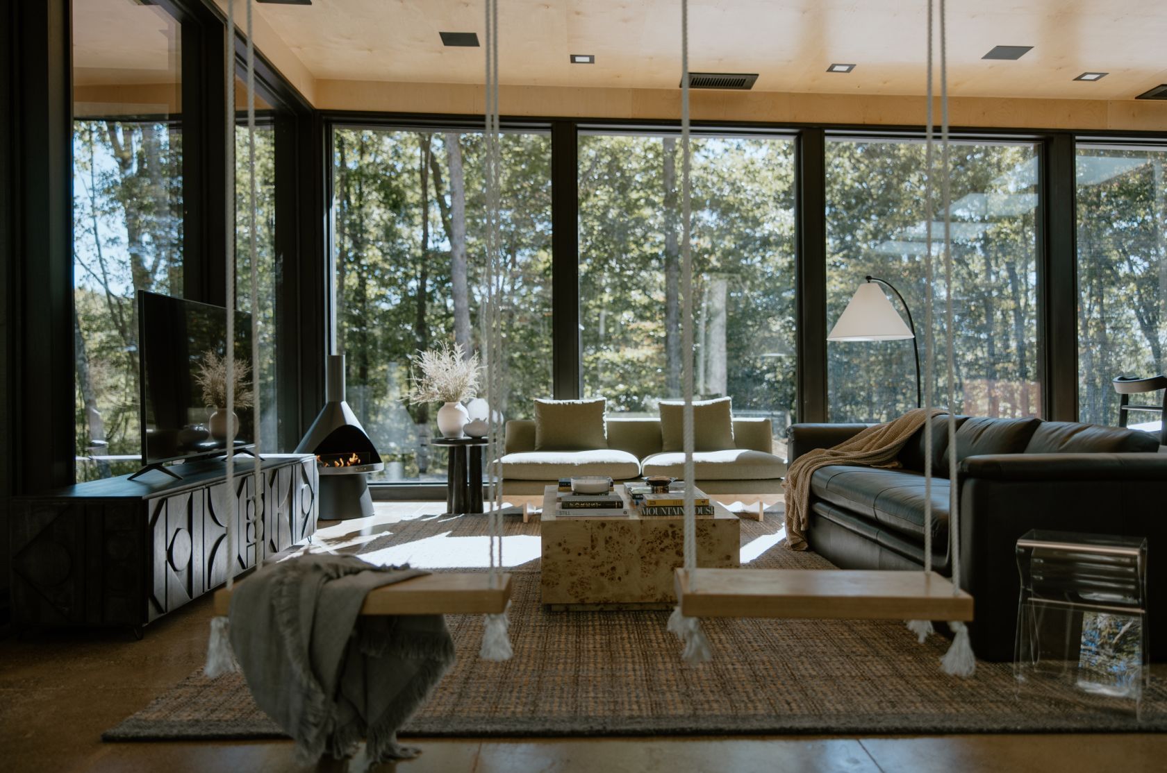 salon avec baies vitrées maison contemporaine en bois