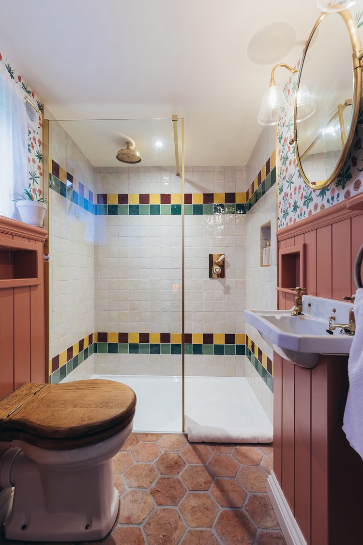 salle de bain maison anglaise décoration colorée et bohème