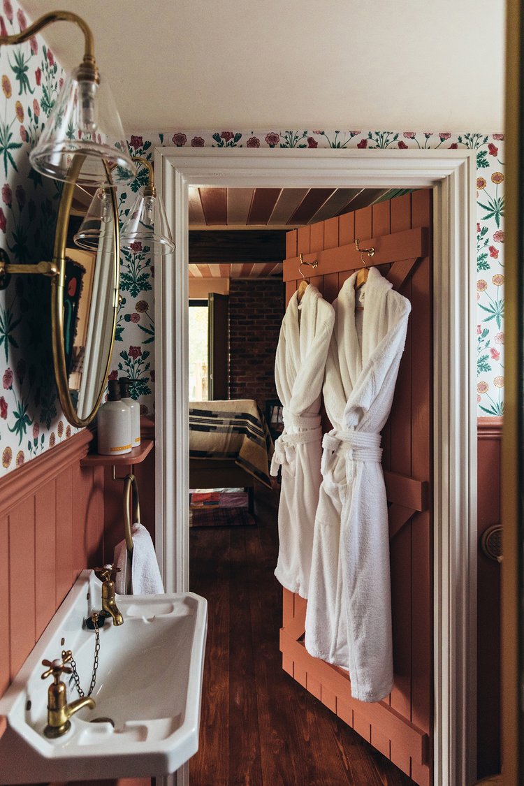 salle de bain avec papier-peint maison anglaise décoration colorée et bohème