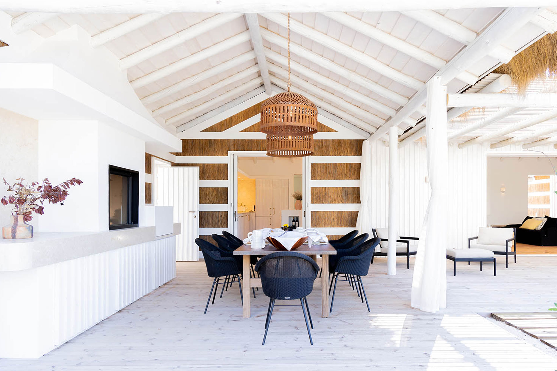 terrasse avec pergola blanche et cuisine d'été maison Portugal Pego Villa
