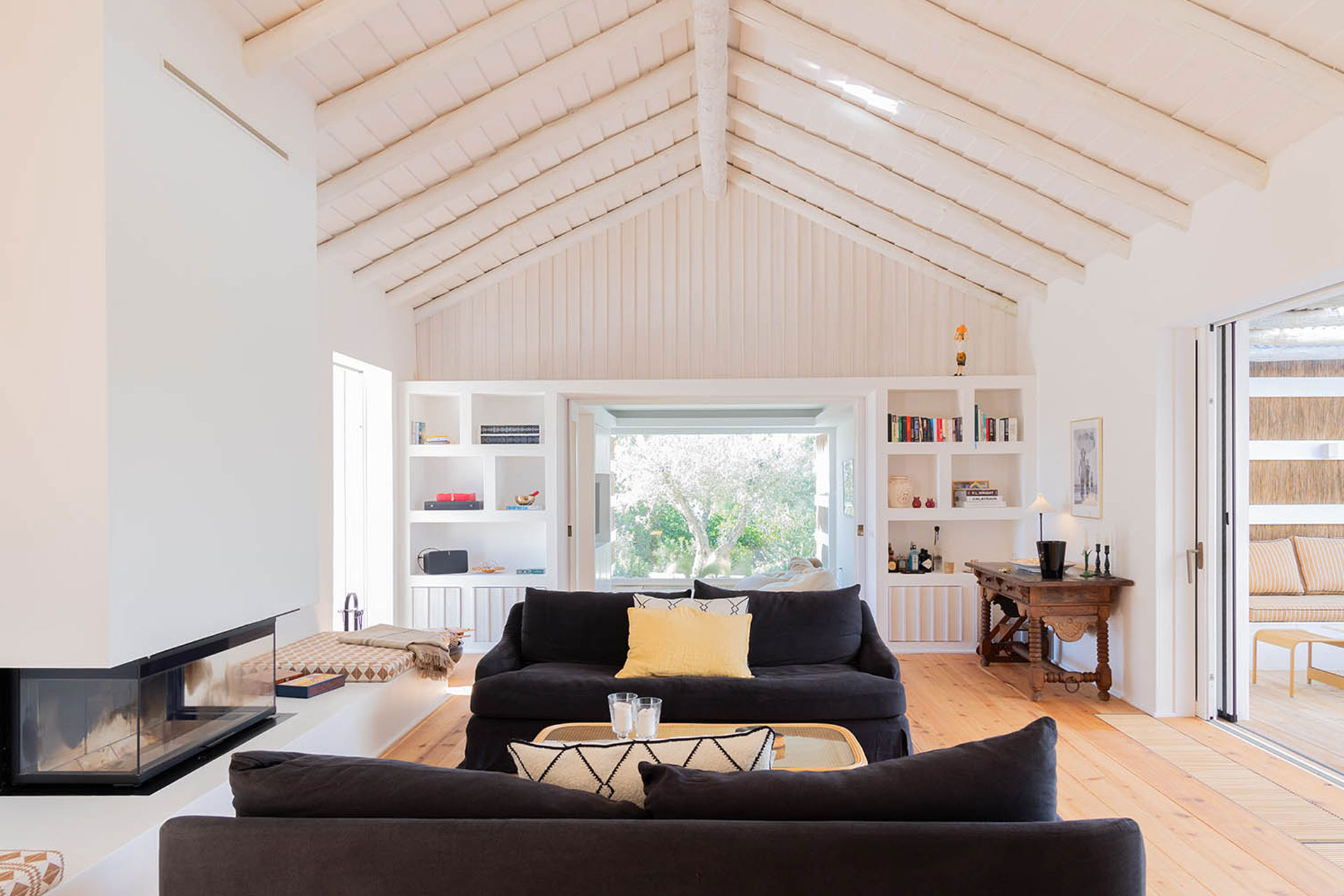 salon double hauteur avec poutres et cheminée maison Portugal Pego Villa
