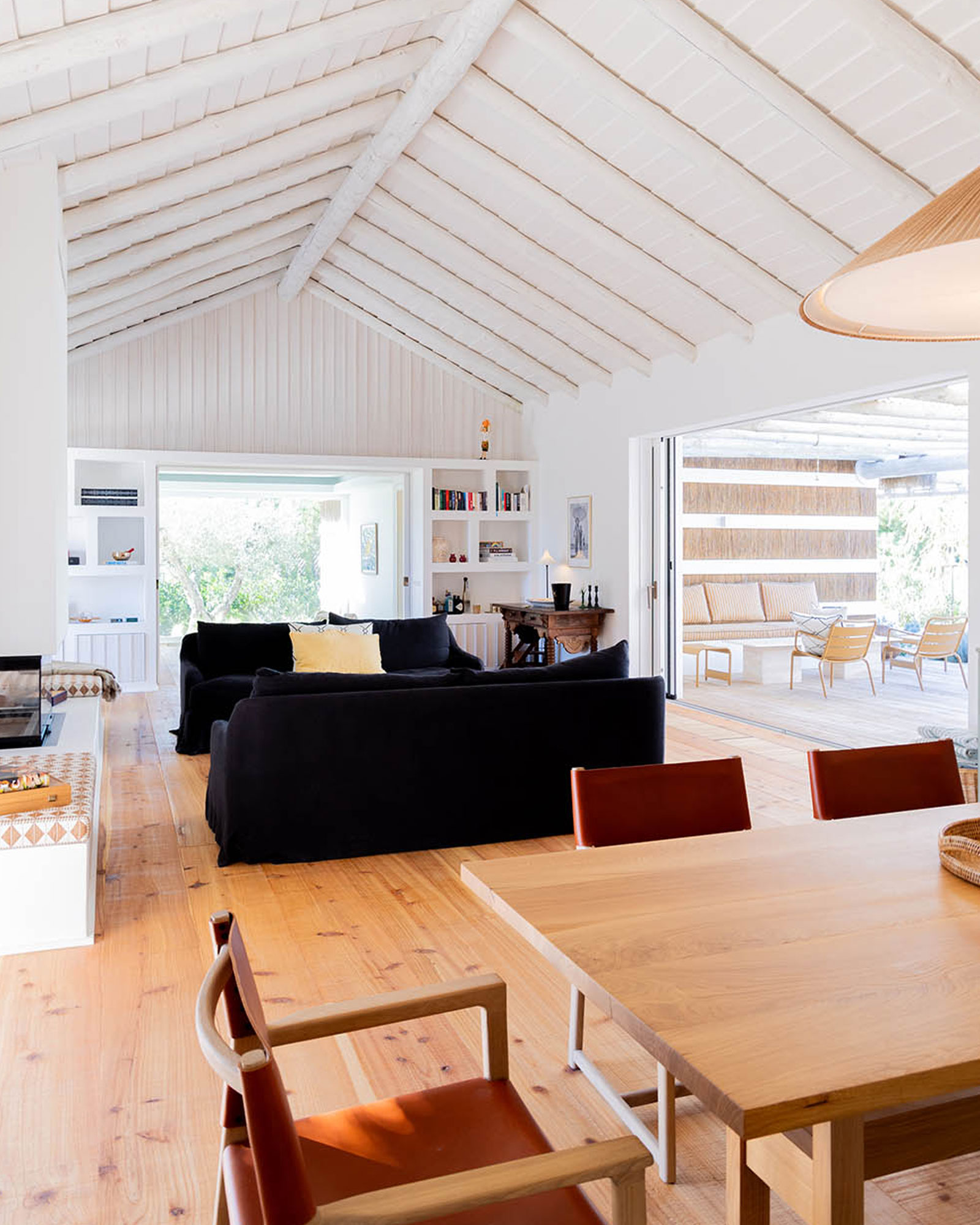 salon double hauteur avec cheminée et poutres maison Portugal Pego Villa