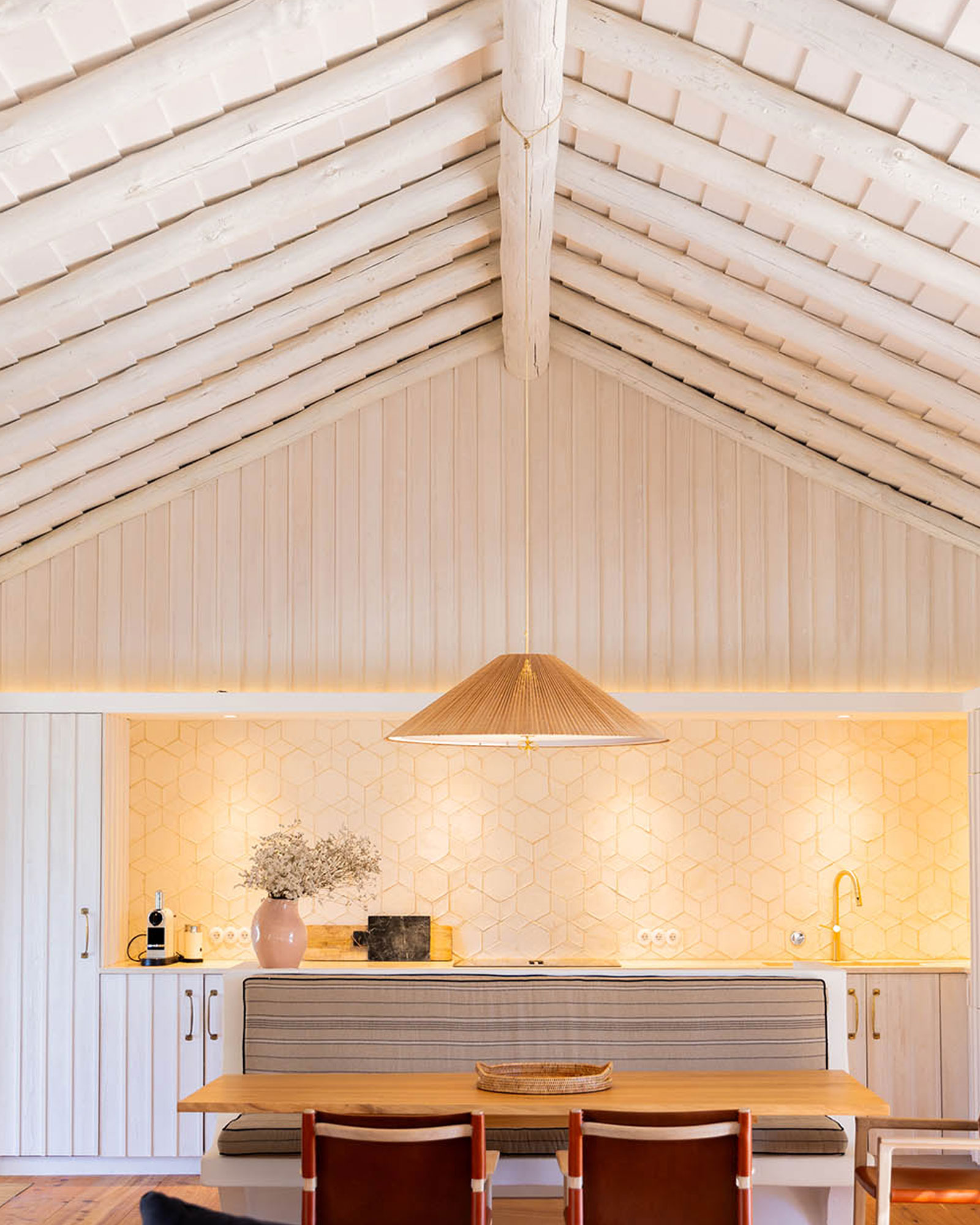 salle à manger et cuisine contemporaine blanche maison Portugal Pego Villa