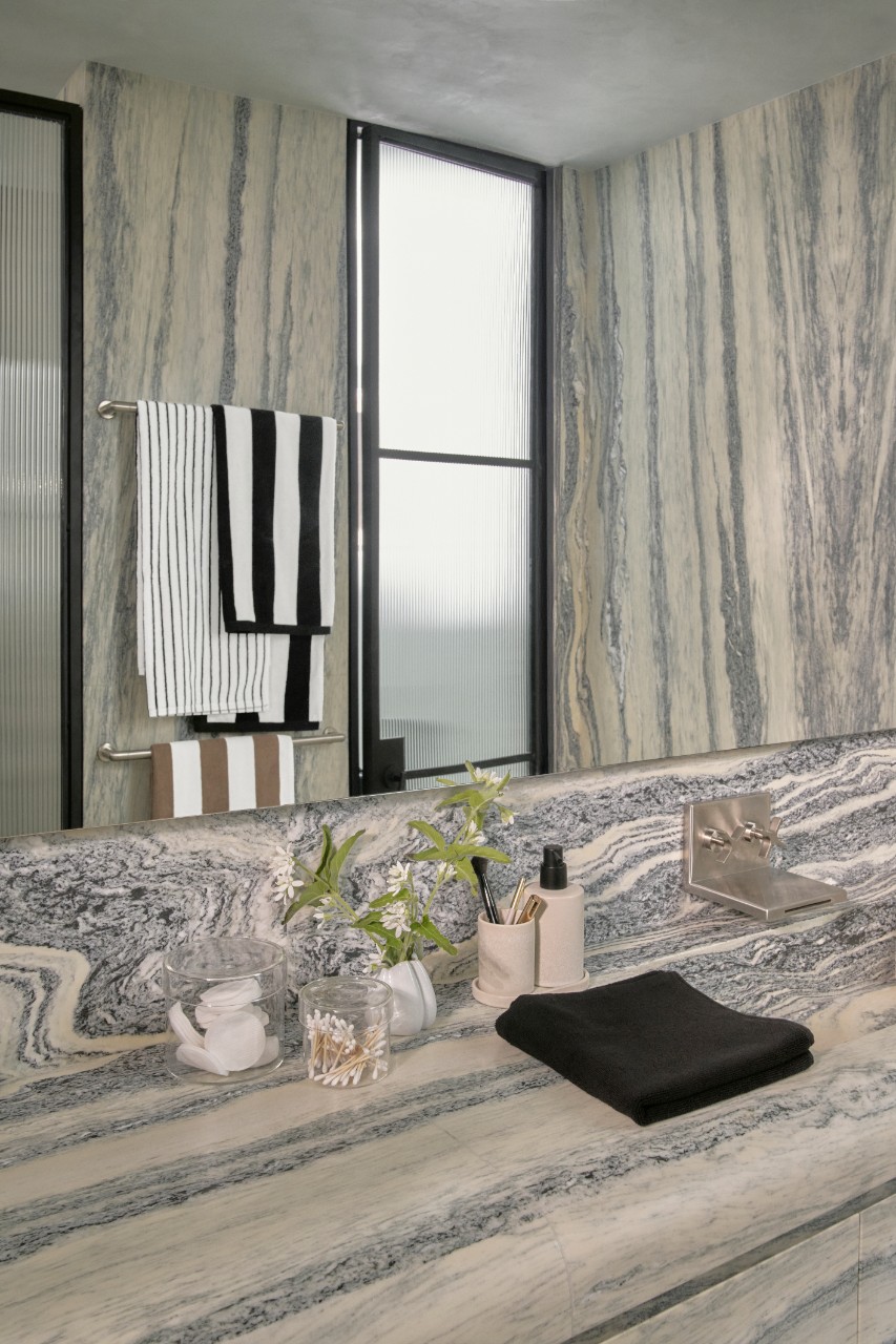 salle de bain marbre veiné gris