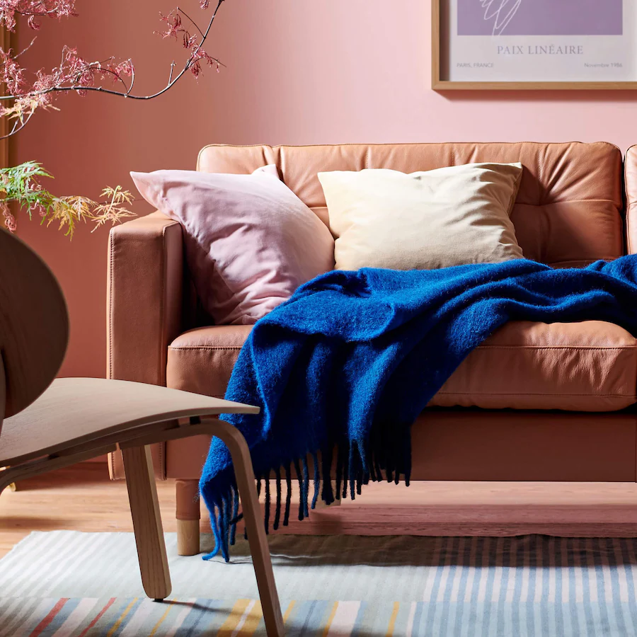 canapé et plaid IKEA couleur de l'année 2025
