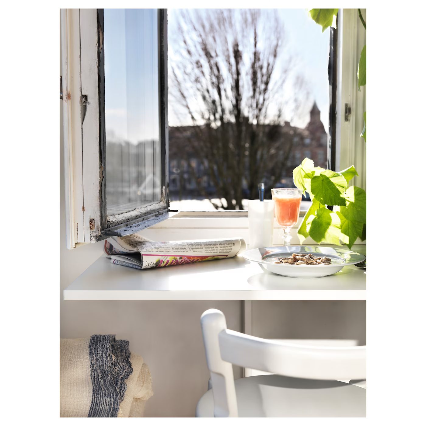 table sous fenêtre