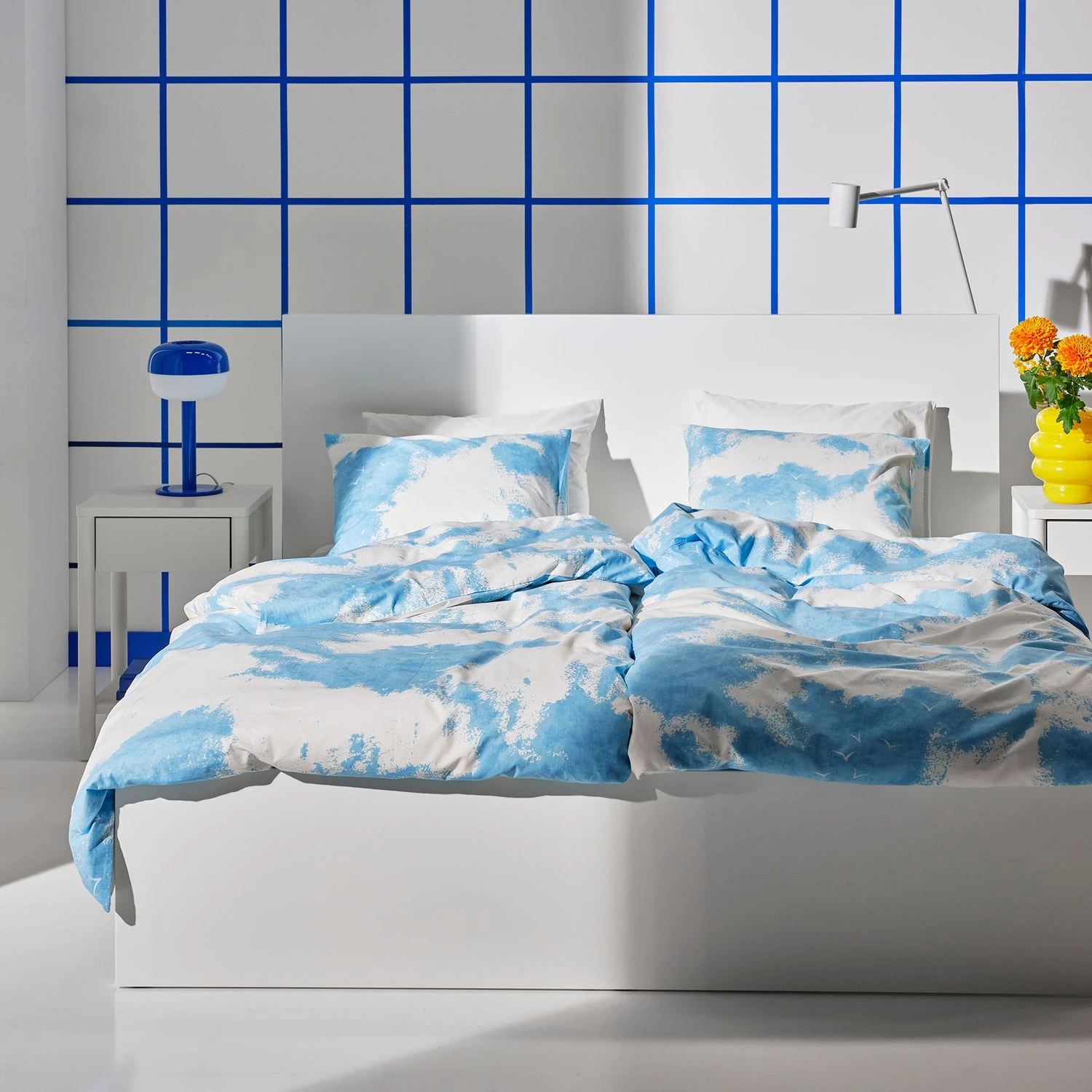 chambre blanche et bleue