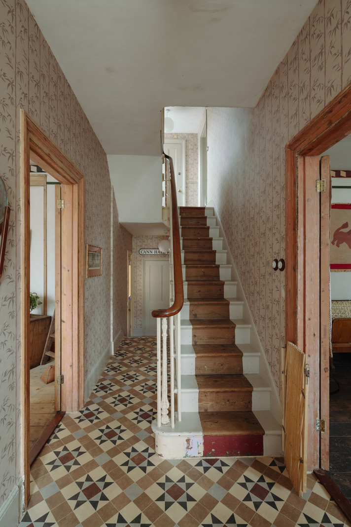 entrée avec escalier et carreaux de ciment anciens
