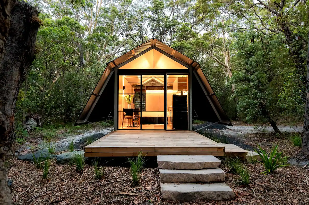 Une petite maison lumineuse habillée de bois non loin de la plage