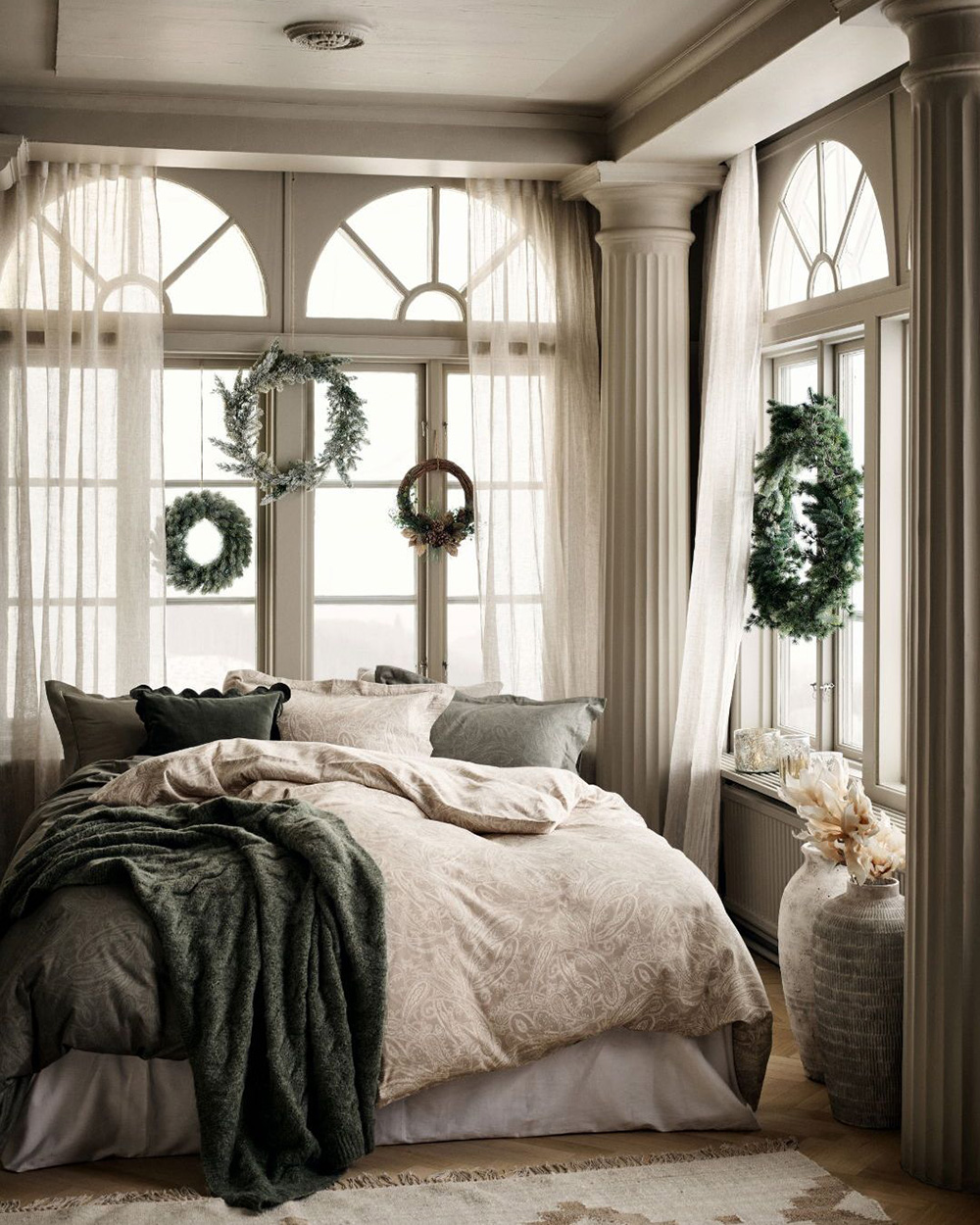 chambre beige et verte avec couronnes sapin sur fenêtres chambre beige et verte avec couronnes sapin sur fenêtres