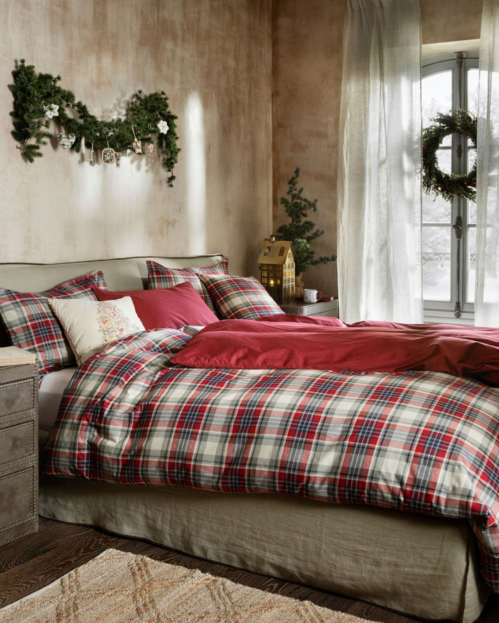 chambre beige et rouge avec sapin chambre beige et rouge avec sapin
