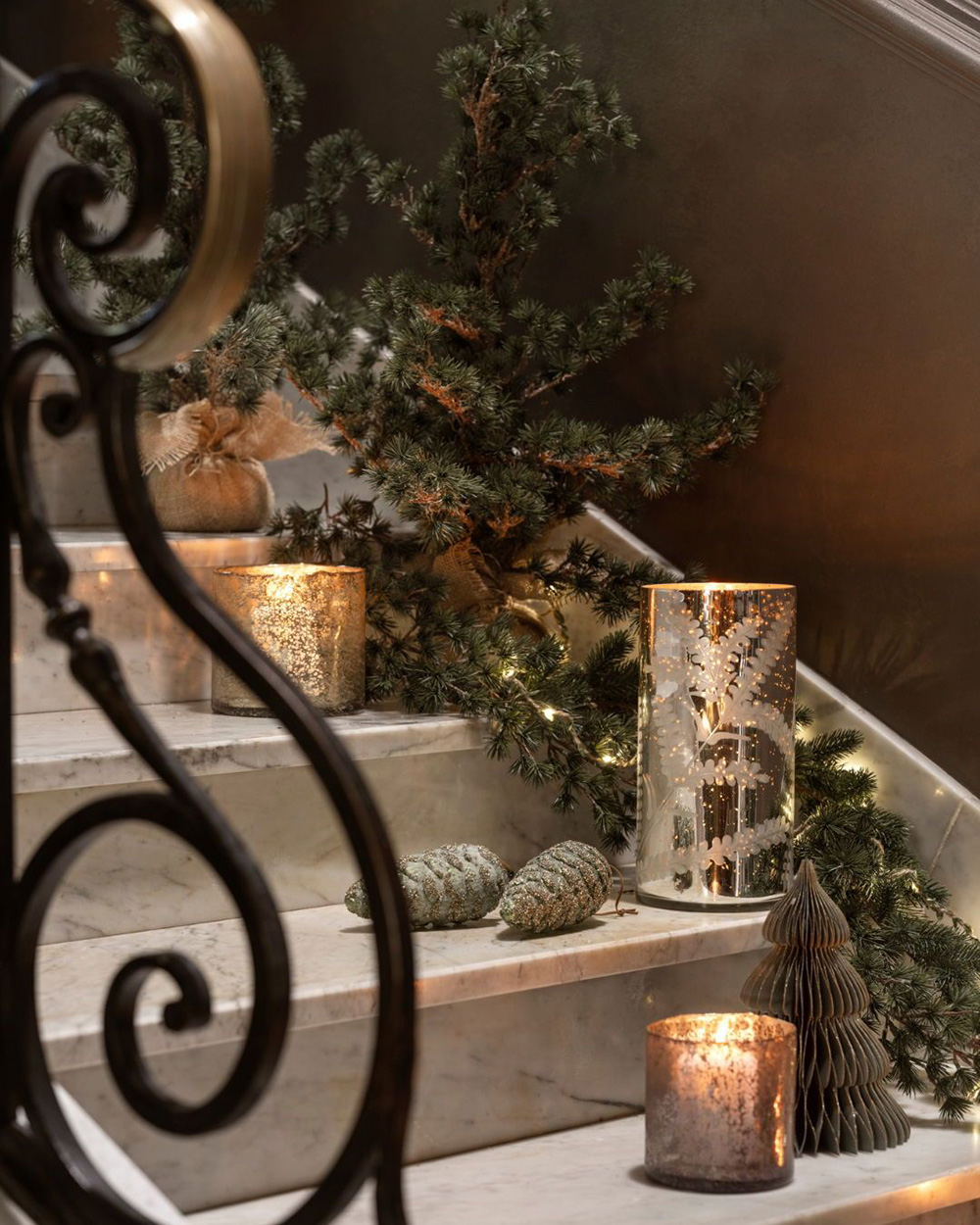 escalier maison avec décoration Noël traditionnel escalier maison avec décoration Noël traditionnel
