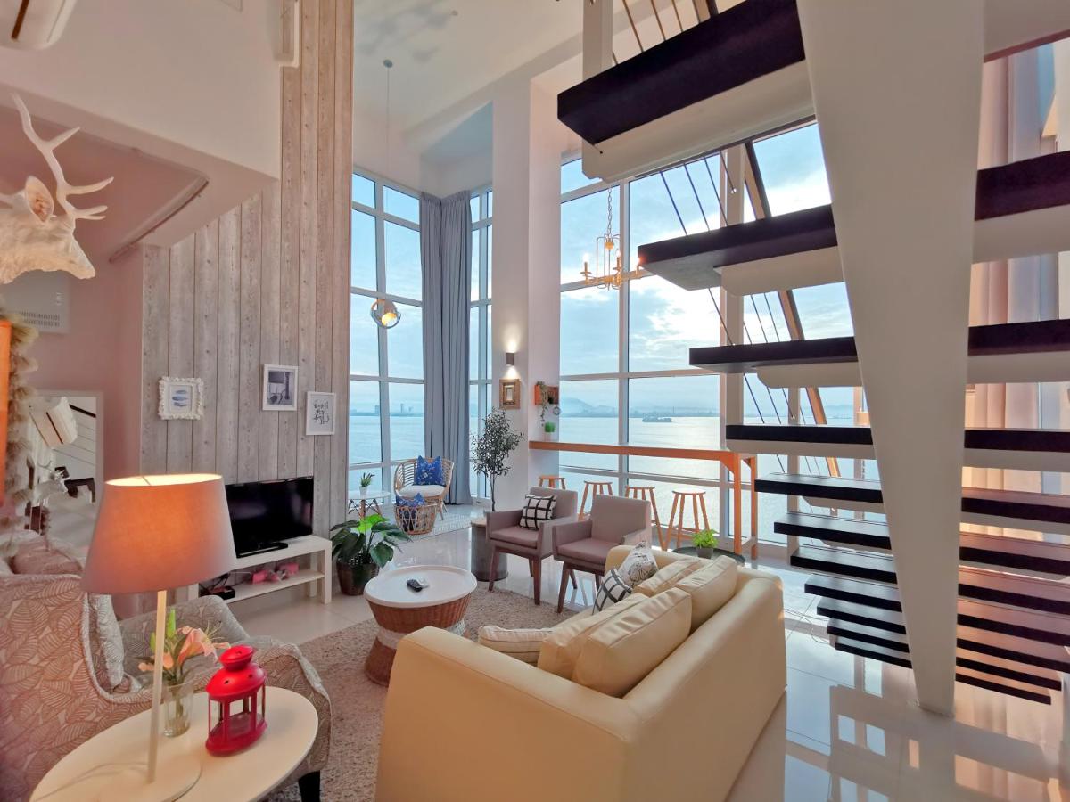 salon avec escalier appartement en duplex