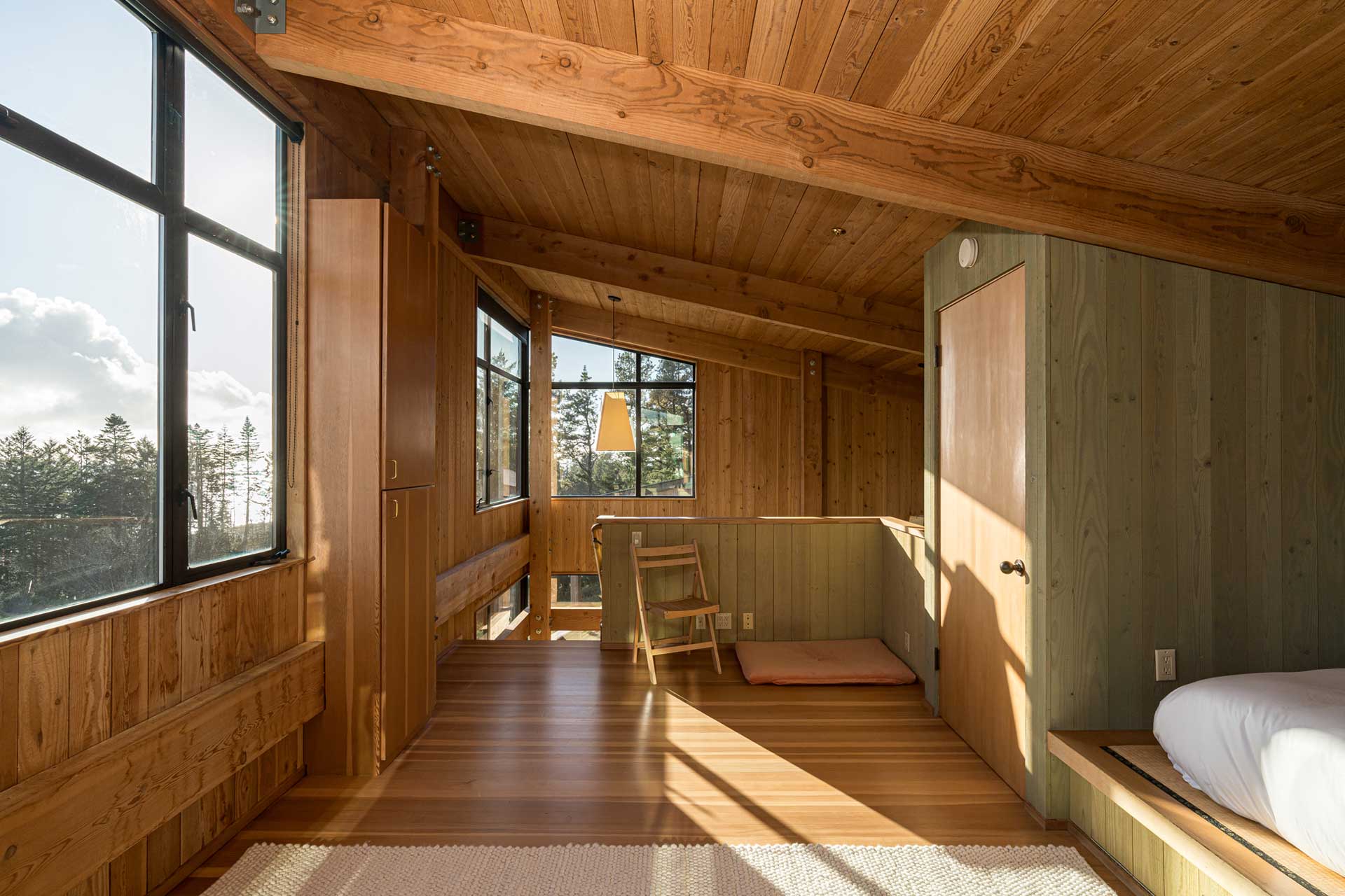 chambre ouverte sur palier maison en bois Sea Ranch Farm Sonoma Californie chambre ouverte sur palier maison en bois Sea Ranch Farm Sonoma Californie