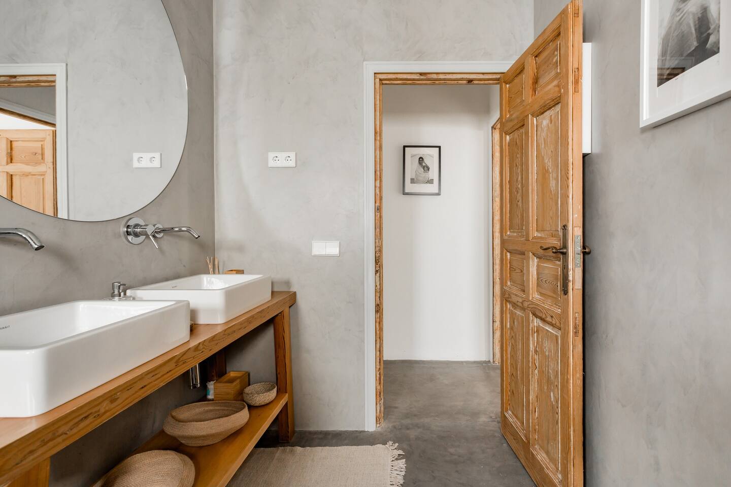 salle de bain épurée bois et murs gris clairs