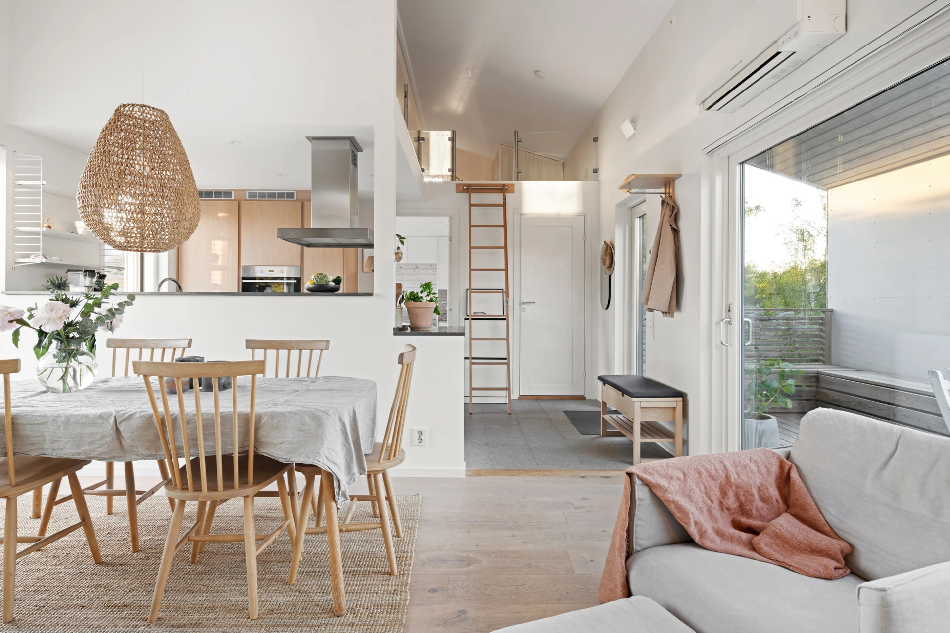 salon avec cuisine ouverte et mezzanine maison en bois contemporaine 85m2 façade grise salon avec cuisine ouverte et mezzanine maison en bois contemporaine 85m2 façade grise