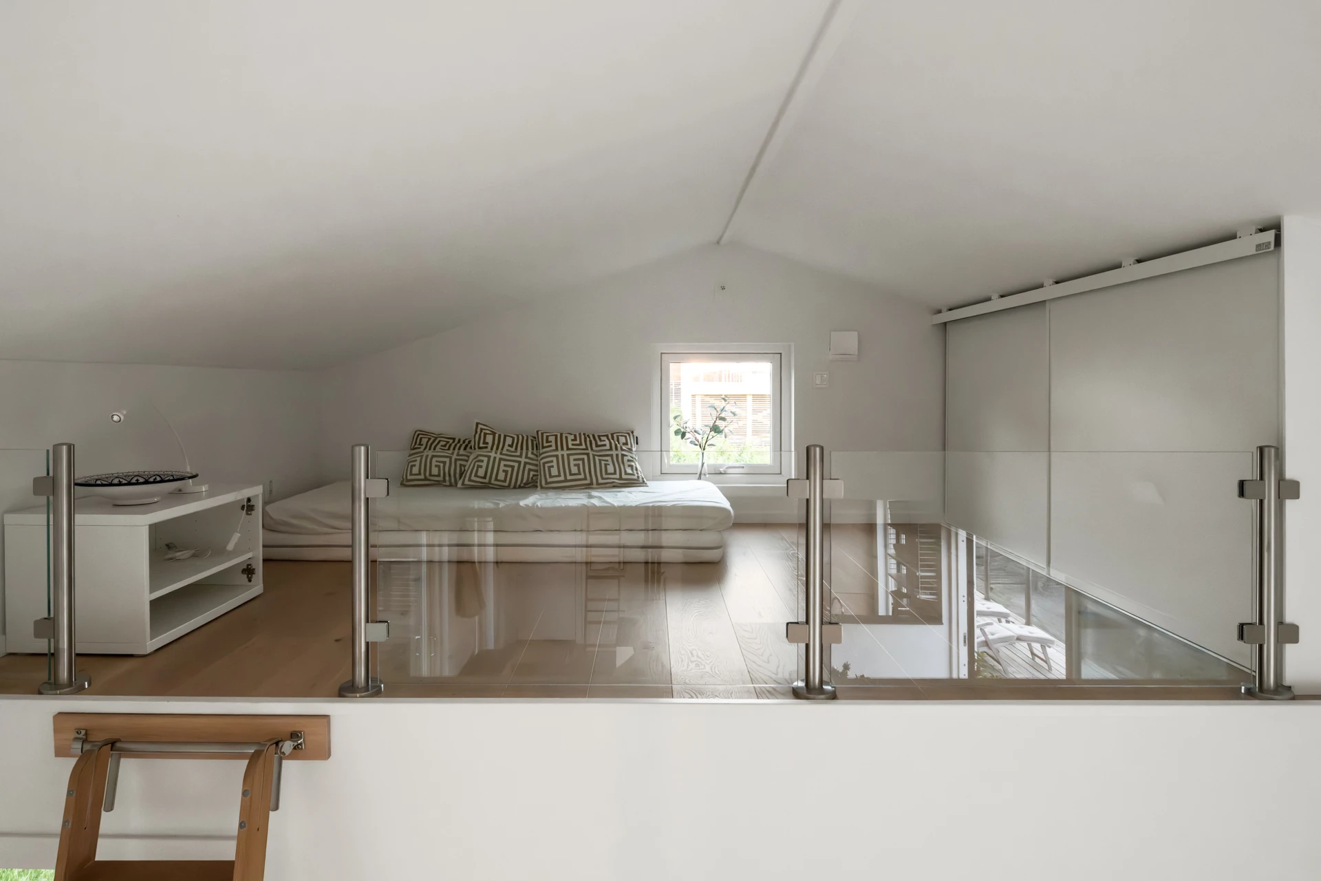 chambre sur mezzanine maison en bois contemporaine 85m2 façade grise chambre sur mezzanine maison en bois contemporaine 85m2 façade grise