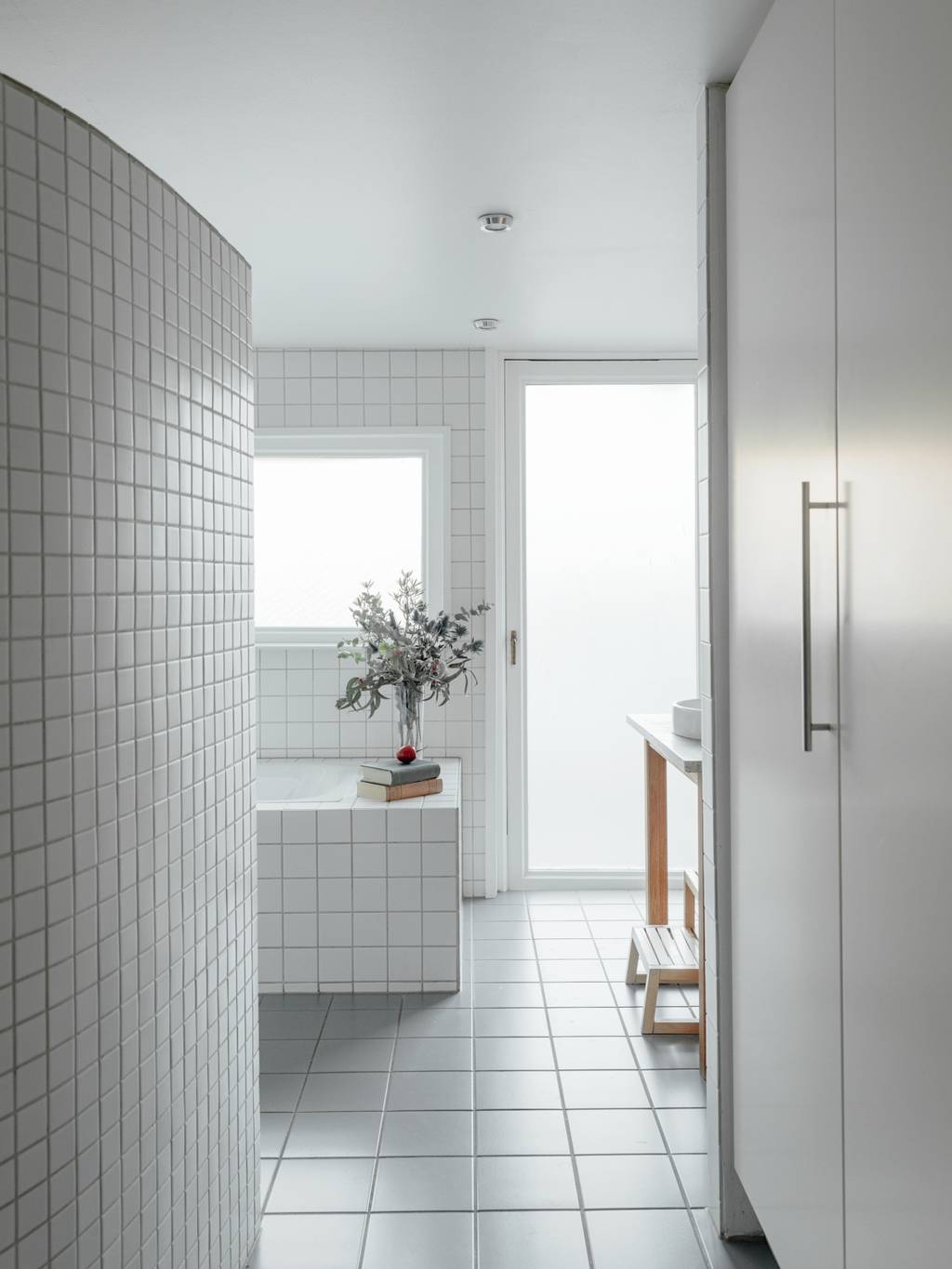 salle de bain design blanche