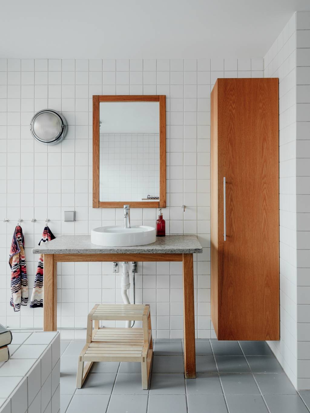 salle de bain blanche et bois