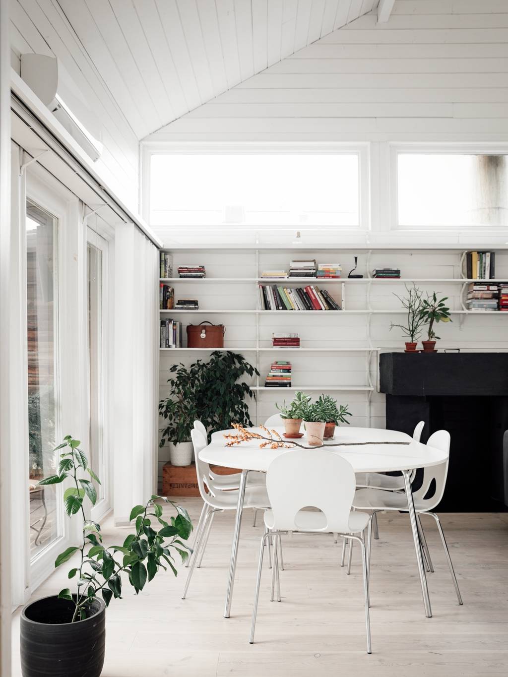 salle à manger déplafonnée maison en bois