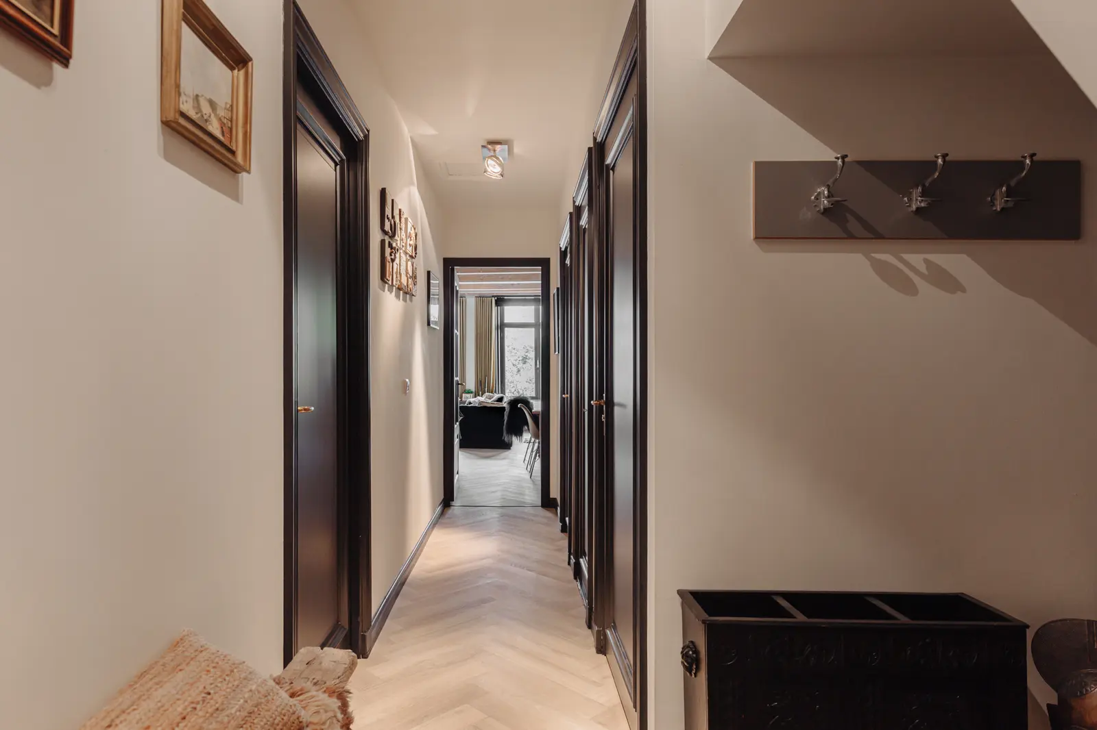 couloir avec portes noires couloir avec portes noires