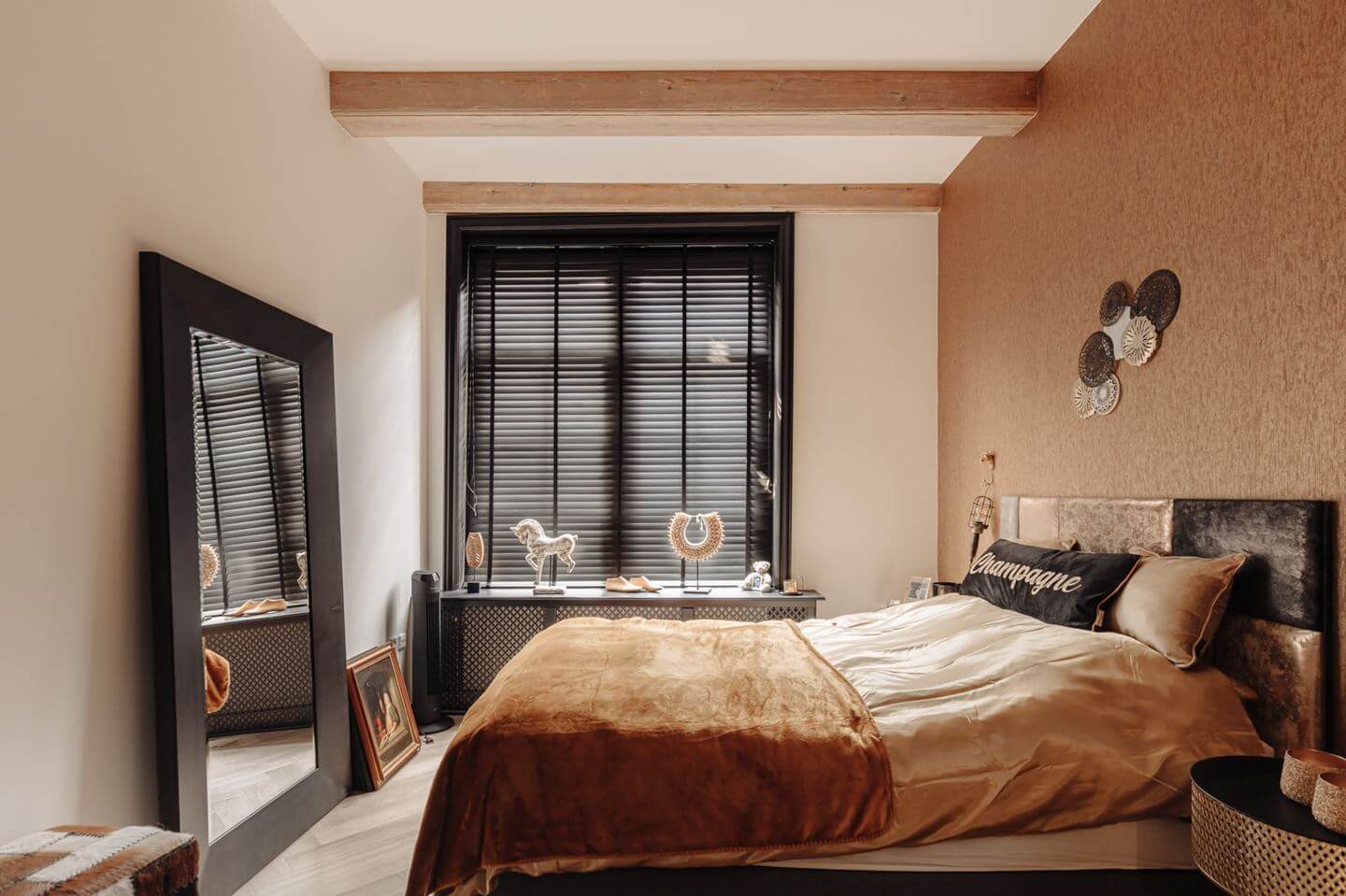 chambre avec poutres appartement ancien rénové à Amsterdam chambre avec poutres appartement ancien rénové à Amsterdam