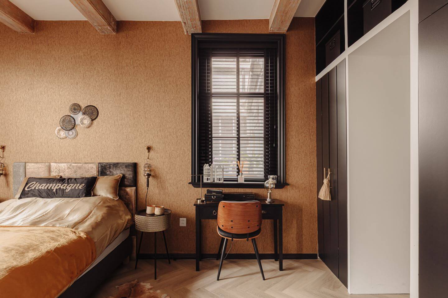 chambre avec poutres appartement ancien rénové à Amsterdam chambre avec poutres appartement ancien rénové à Amsterdam